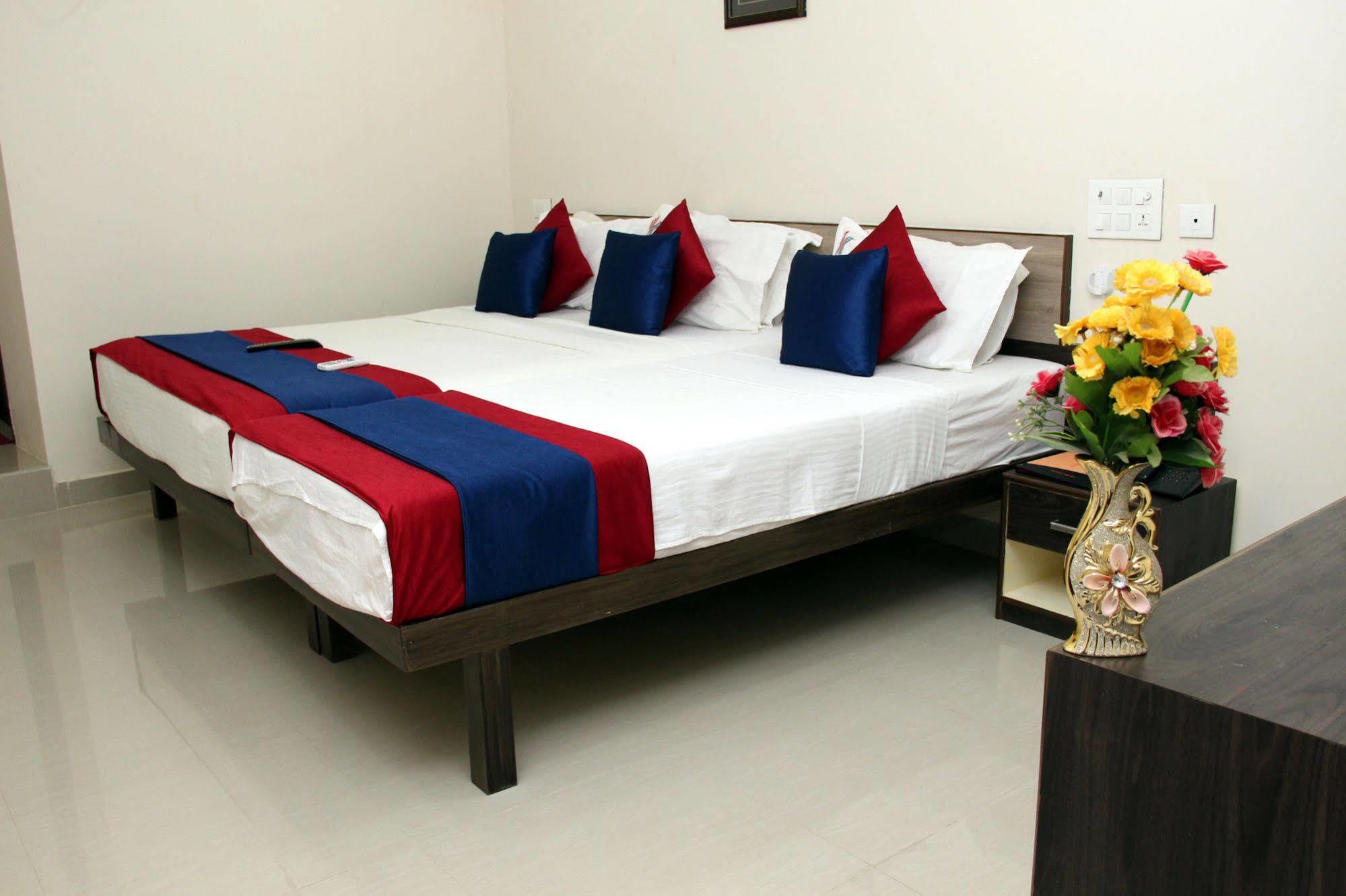 Kek Accommodation Madras Buitenkant foto